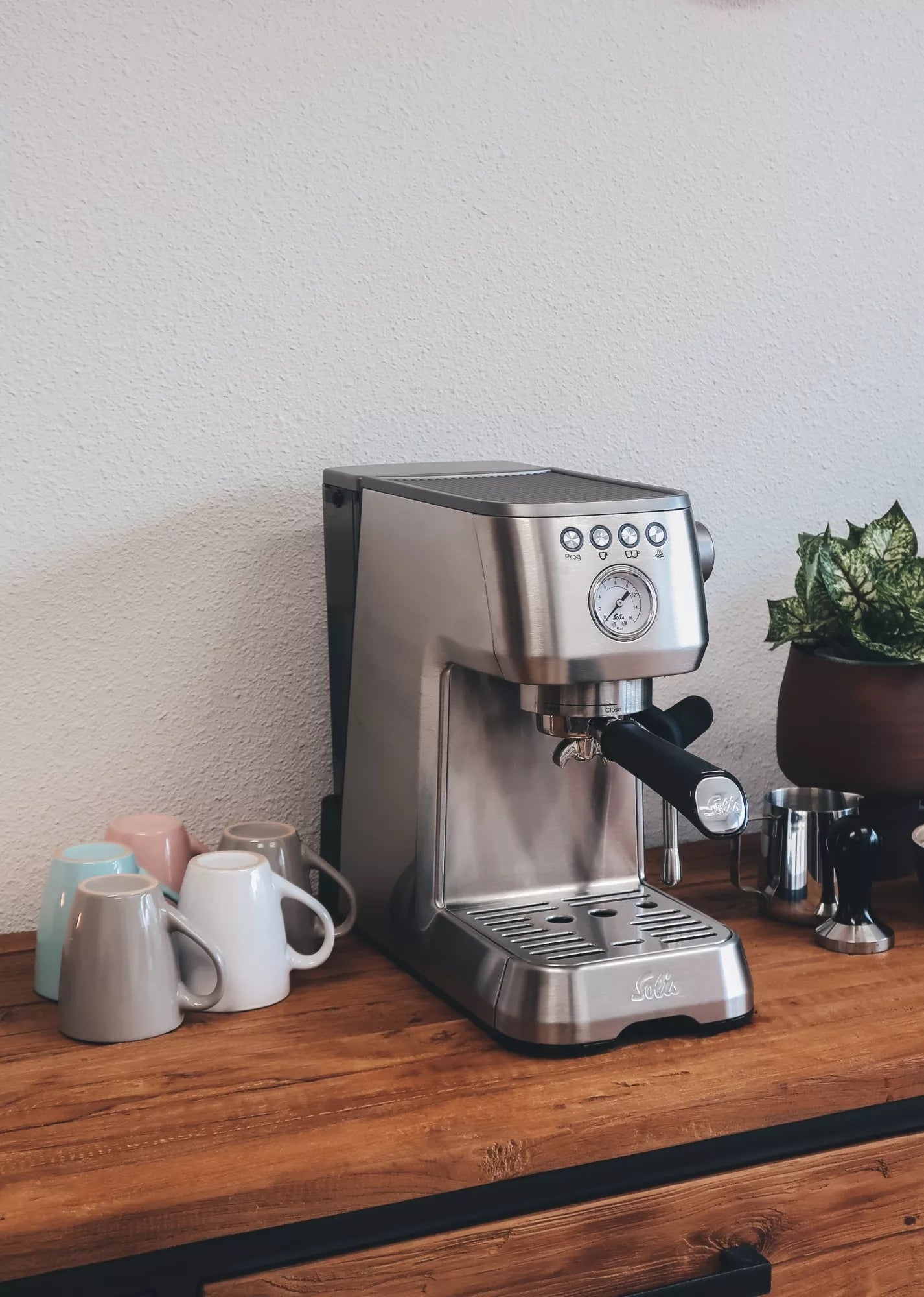 Solis Barista Perfetta Plus Espressomaschine Silber - elegante Kaffeemaschine auf Küchentheke