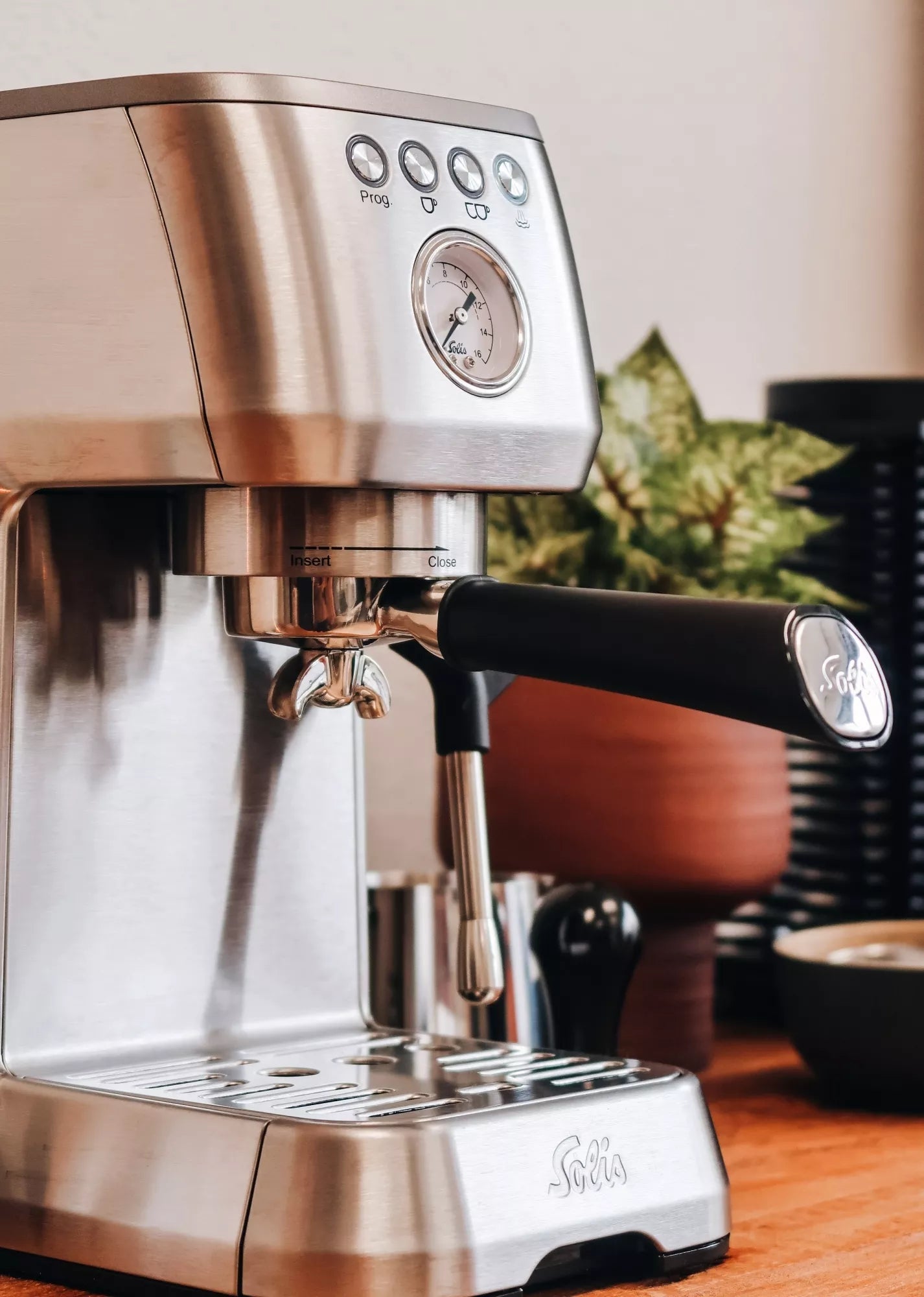 Solis Barista Perfetta Plus Silber – Detailansicht Siebträger und Bedienfeld