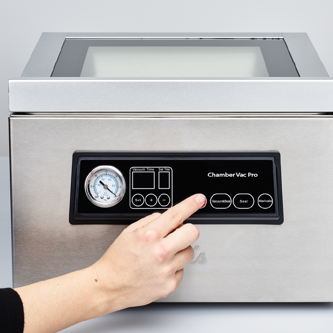 Bedienfeld des Solis Chamber Vac Pro mit Hand beim Drücken der Taste