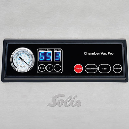 Bedienfeld des Solis Chamber Vac Pro mit Manometer, Digitalanzeige und Funktionstasten.