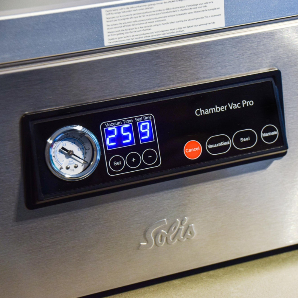 Nahaufnahme des Solis Chamber Vac Pro mit digitalem Display für Vakuum- und Schweißzeit.