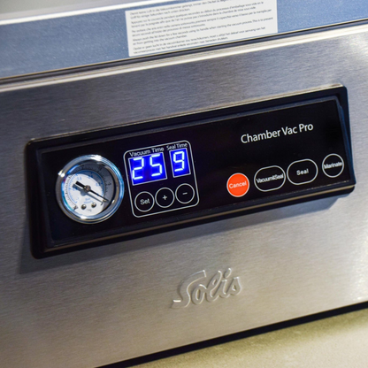 Nahaufnahme des Solis Chamber Vac Pro mit digitalem Display für Vakuum- und Schweißzeit.