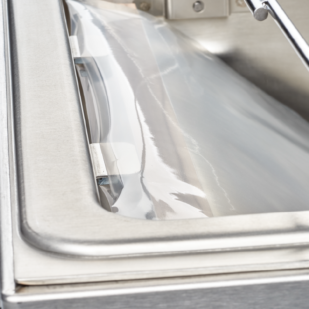Nahaufnahme des Vakuumbeutels im Solis Chamber Vac Pro während des Versiegelungsprozesses