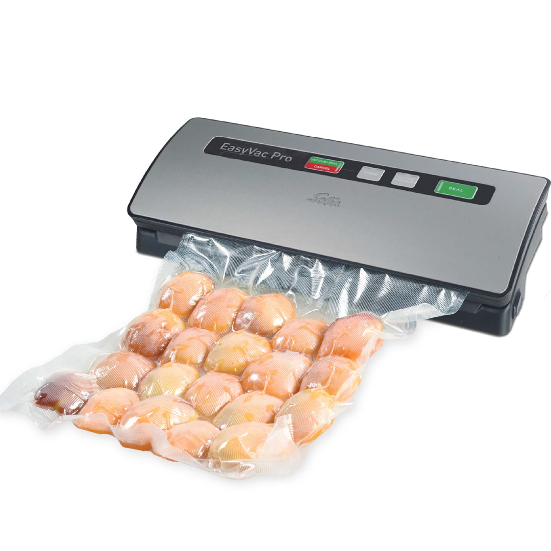 Solis EasyVac Pro Silber beim Vakuumieren eines Beutels mit Lebensmitteln | Solis EasyVac Pro Silber Vakuumierer beim Versiegeln von Lebensmitteln