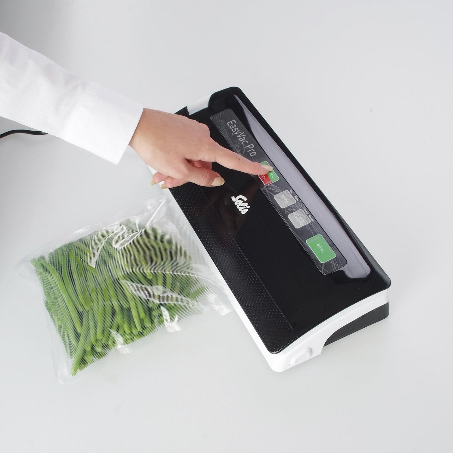 Bedienung des Solis EasyVac Pro Vakuumierers mit Vakuumbeutel mit grünen Bohnen
