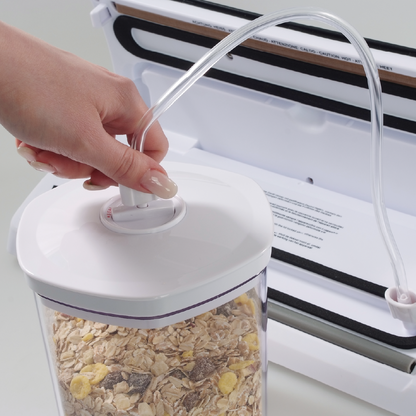 Solis EasyVac Pro Vakuumierer mit angeschlossenem Behälter zum Vakuumieren von Müsli
