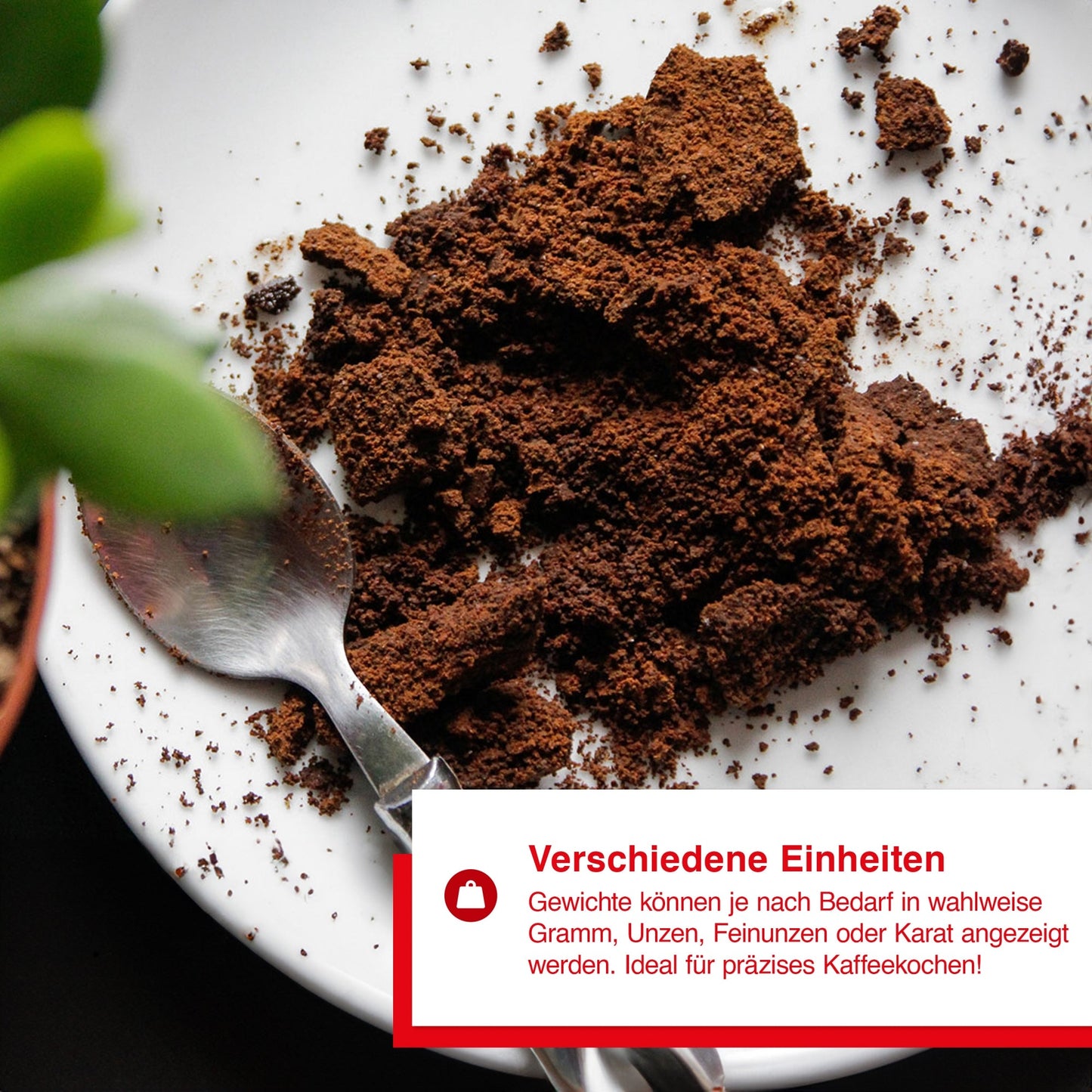 Kaffeepulver auf Teller – Darstellung der Solis Feinwaage mit Messung in Gramm, Unzen oder Karat.