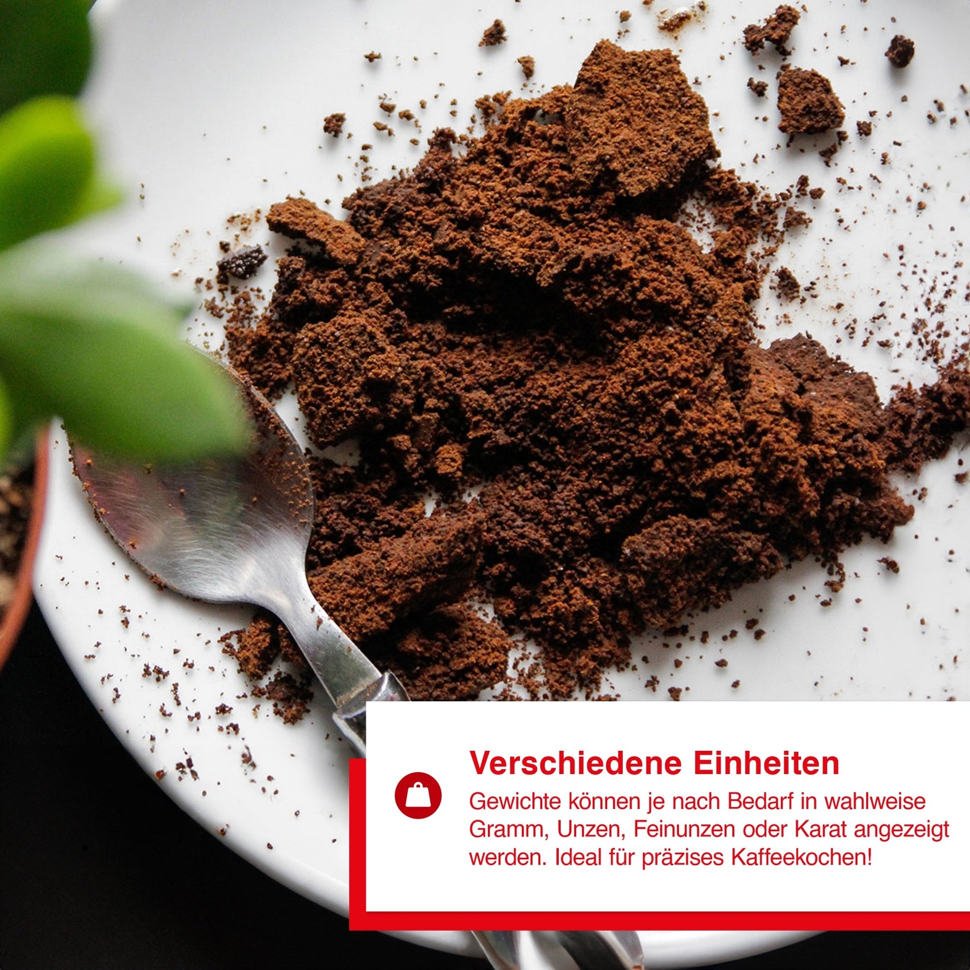 Kaffeepulver auf Teller – Darstellung der Solis Feinwaage mit Messung in Gramm, Unzen oder Karat.