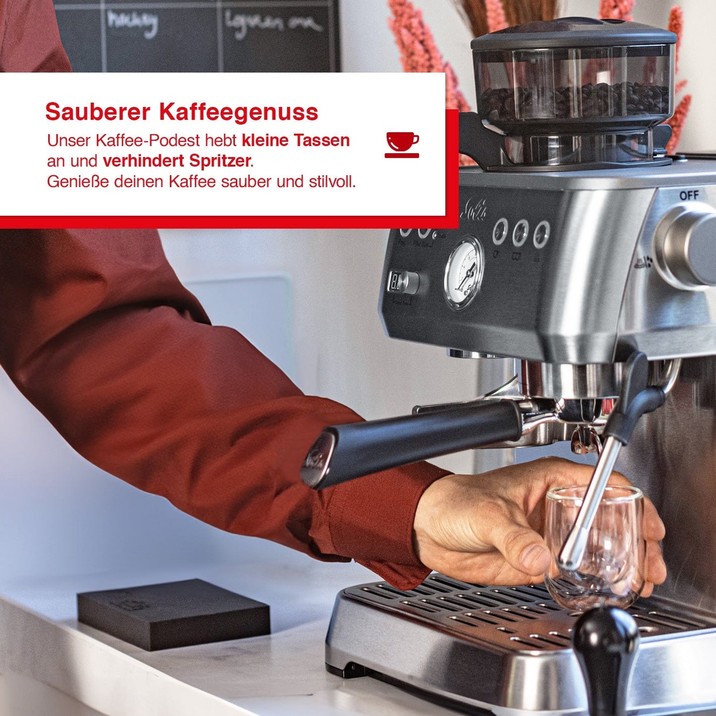 Solis Kaffee-Podest hebt kleine Espressotasse an für sauberen und stilvollen Kaffeegenuss.