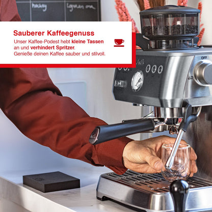 Solis Kaffee-Podest hebt kleine Espressotasse an für sauberen und stilvollen Kaffeegenuss.