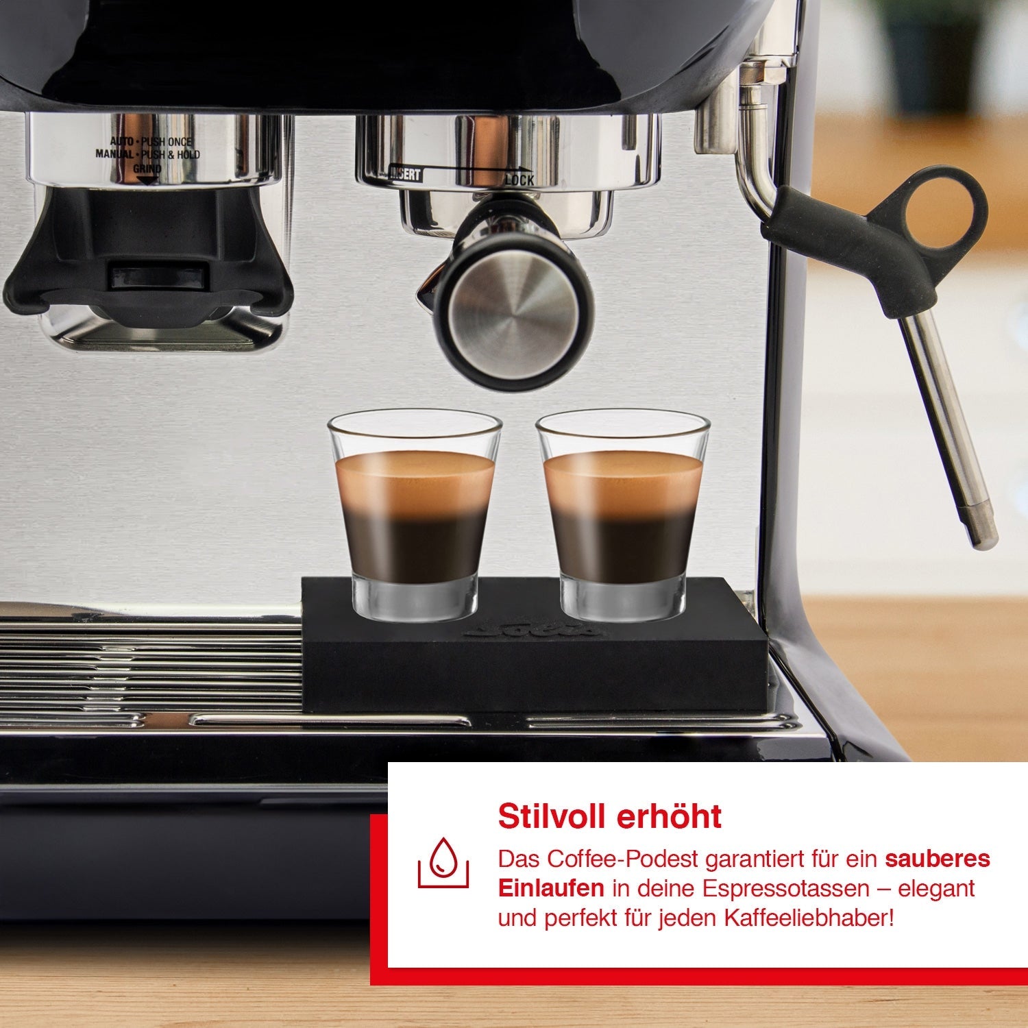 Solis Kaffee-Podest L hebt zwei Espressogläser an für sauberes Einlaufen und elegante Präsentation.