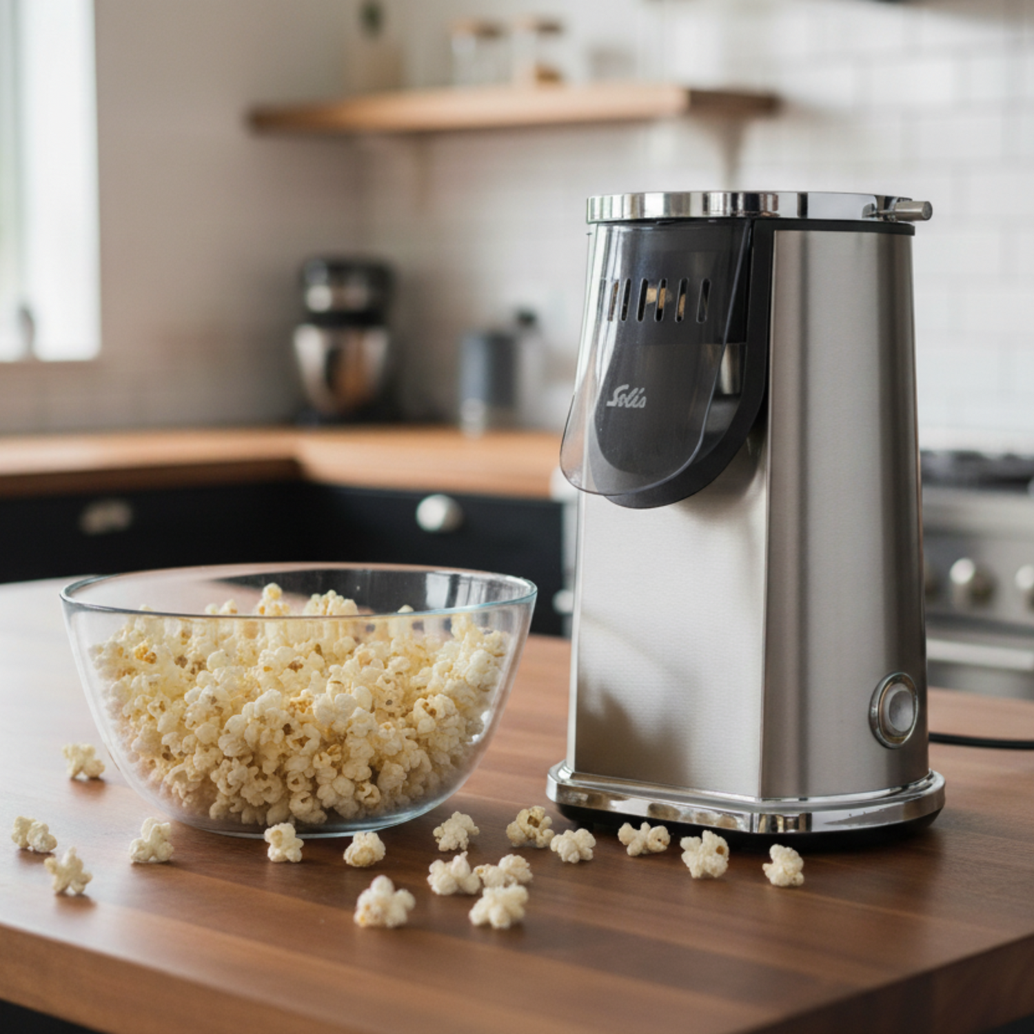 Solis Pop & Fun Popcornmaschine aus Edelstahl auf einer üchenarbeitsplatte neben einer Schüssel frisch zubereitetem Popcorn