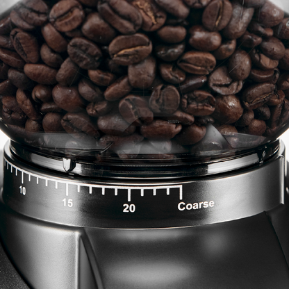 Detailansicht der Mahlgradskala der Solis Scala Zero Static Kaffeemühle mit Kaffeebohnen