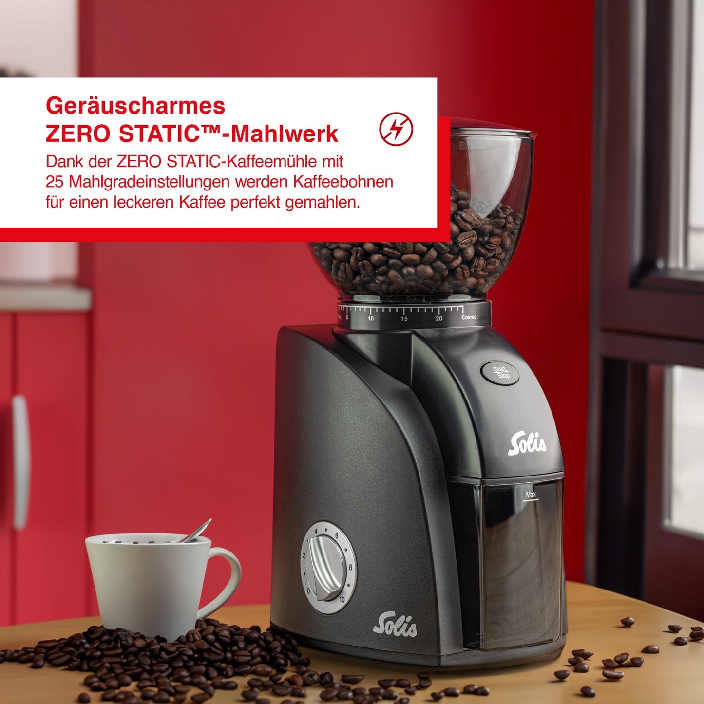Solis Scala Zero Static Kaffeemühle mit geräuscharmem ZERO STATIC™-Mahlwerk vor rotem Hintergrund