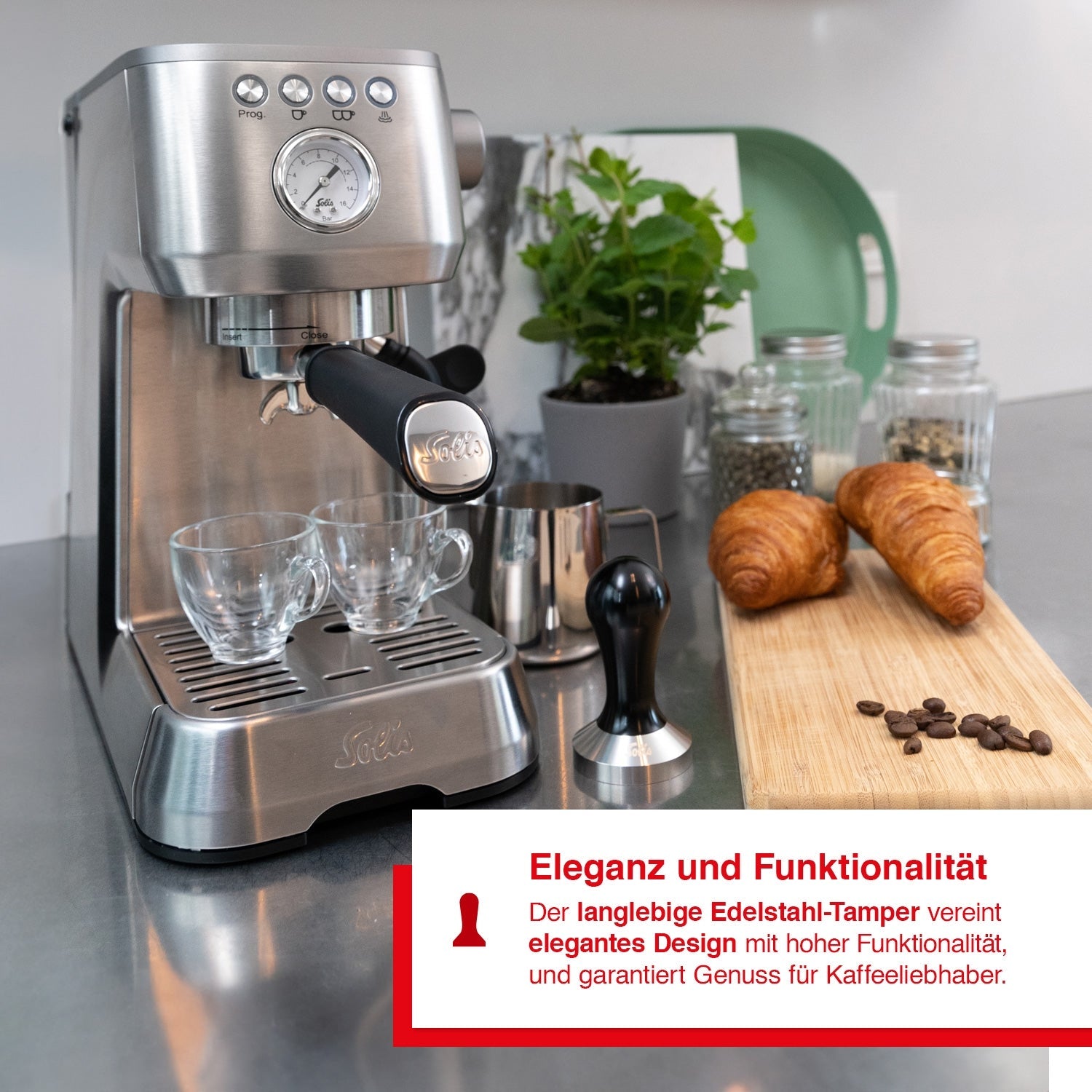 Solis 51-mm-Tamper neben Espressomaschine, elegantes und funktionales Edelstahldesign.