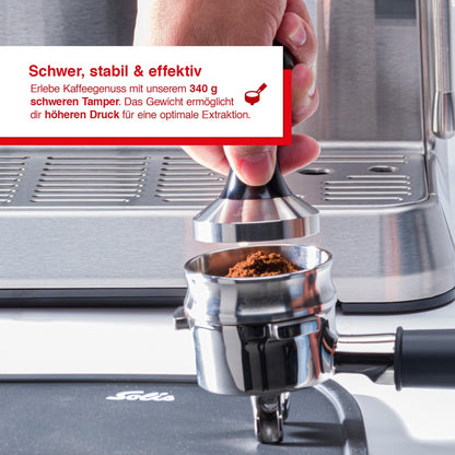 Barista presst Kaffeepulver mit dem Solis 51-mm-Tamper für stabilen Druck und perfekte Extraktion.