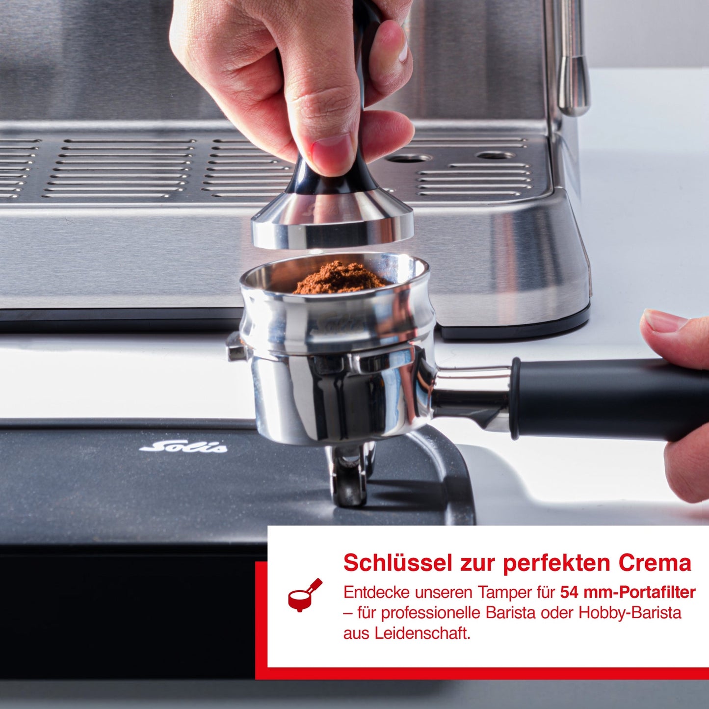 Barista verwendet den Solis 54-mm-Tamper am Siebträger für eine perfekte Crema.