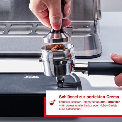 Barista verwendet den Solis 54-mm-Tamper am Siebträger für eine perfekte Crema.
