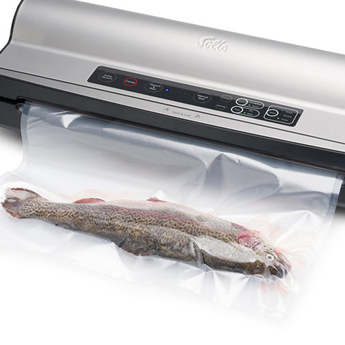 Solis Vac Prestige Maxi Vakuumierer verschweißt einen frischen Fisch im Vakuumbeutel