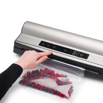 Solis Vac Prestige Maxi Vakuumierer beim Versiegeln von Beeren in einem Vakuumbeutel