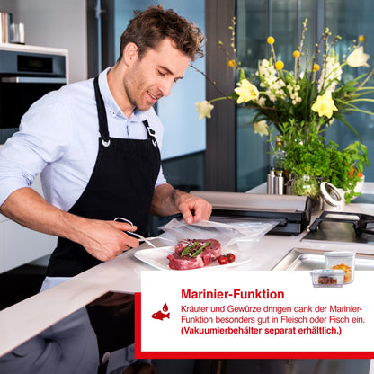 Mann vakuumiert Steak mit Kräutern – Solis Vakuumierer mit Mariniere-Funktion für Fleisch und Fisch