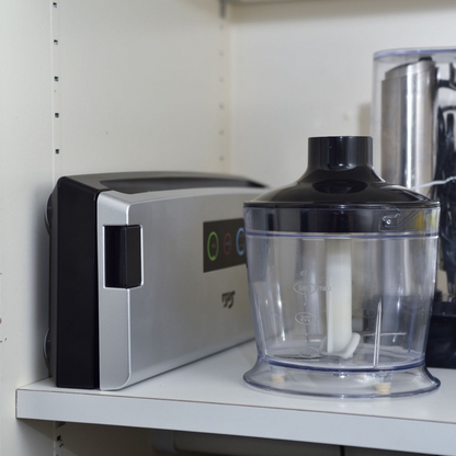 Solis Vac Smart Vakuumierer kompakt im Küchenschrank verstaut neben Küchenzubehör