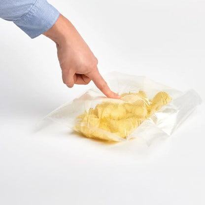 Vakuumverpackte Chips in Beutel mit Solis VertiVac Vakuumierer