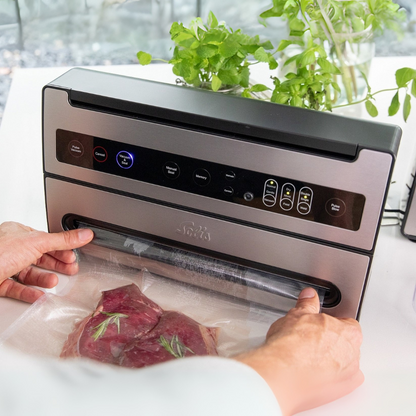 Solis VertiVac Vakuumierer beim Versiegeln von Fleisch mit Rosmarin