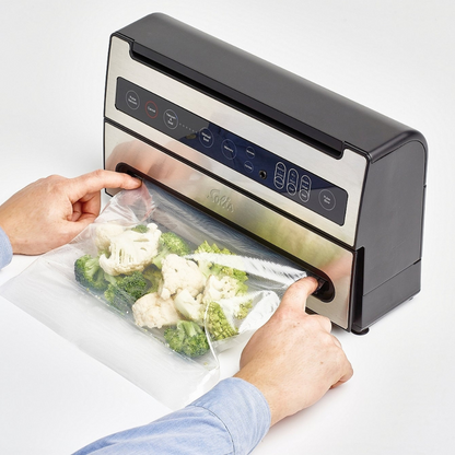 Solis VertiVac Vakuumierer beim Versiegeln von Brokkoli und Blumenkohl