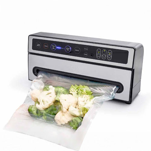 Solis VertiVac Vakuumierer beim Versiegeln eines Beutels mit Brokkoli und Blumenkohl